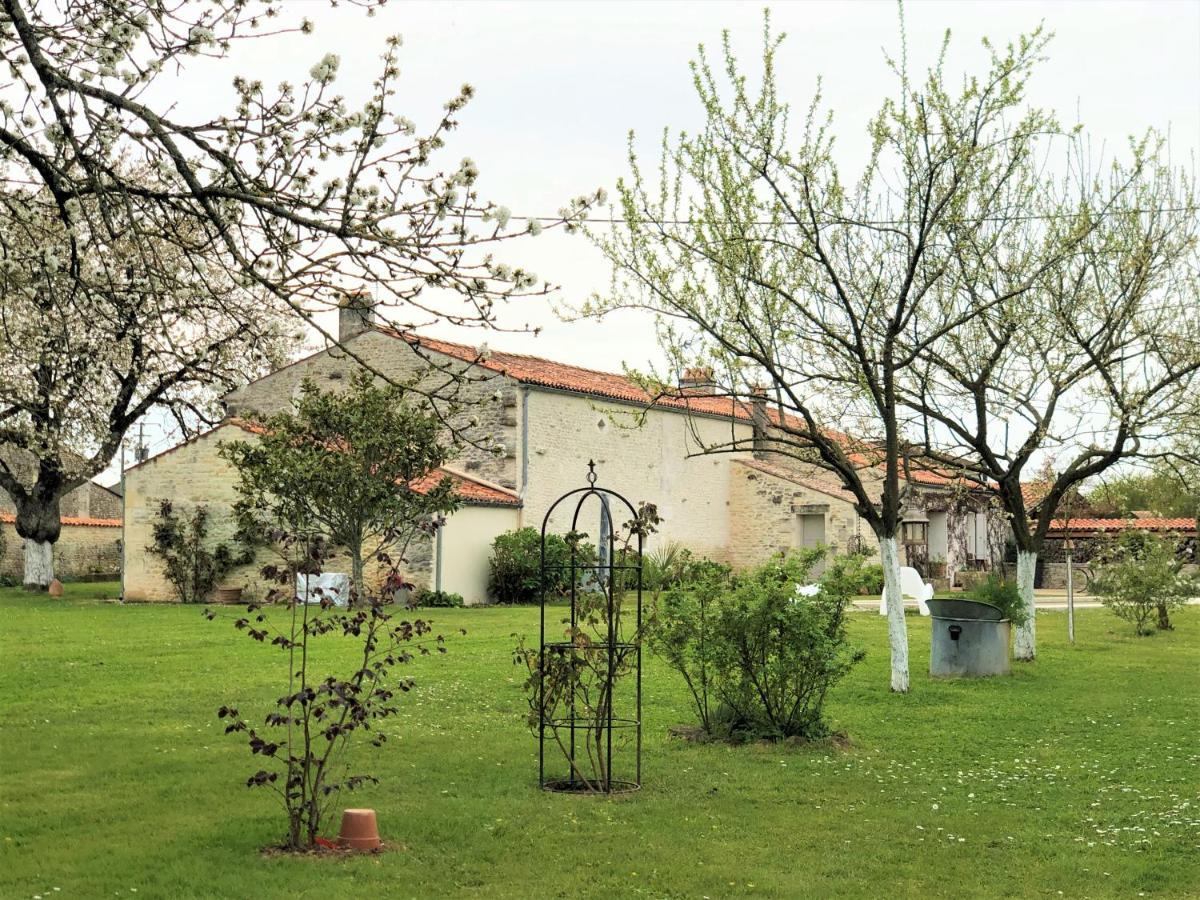 Bed and Breakfast Du Cote De L'Ombriere Geay  Екстер'єр фото